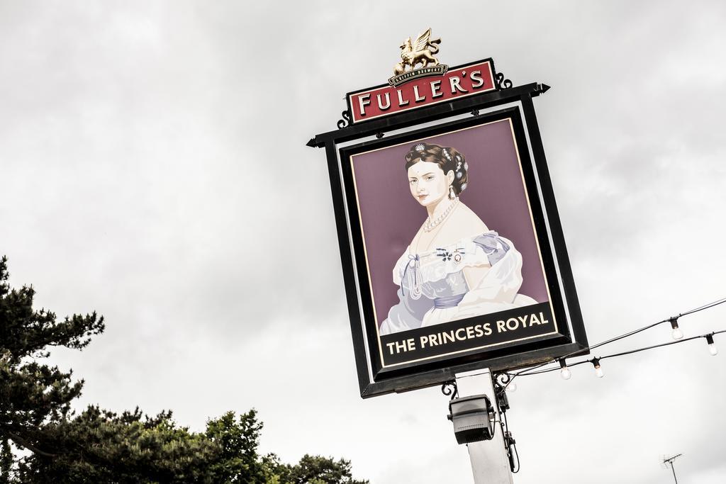 The Princess Royal ファーナム エクステリア 写真